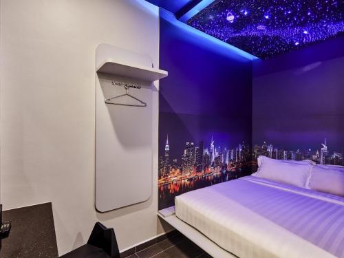 Habitación temática estándar con 1 cama doble del hotel Ibis Budget Singapore Bugis (sg Clean). Foto 1