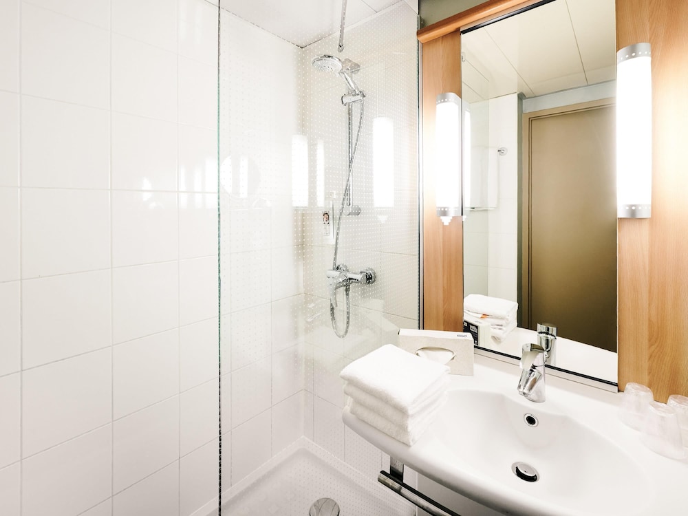 Habitación Estándar con 1 cama doble del hotel Ibis Stuttgart Centrum. Foto 8