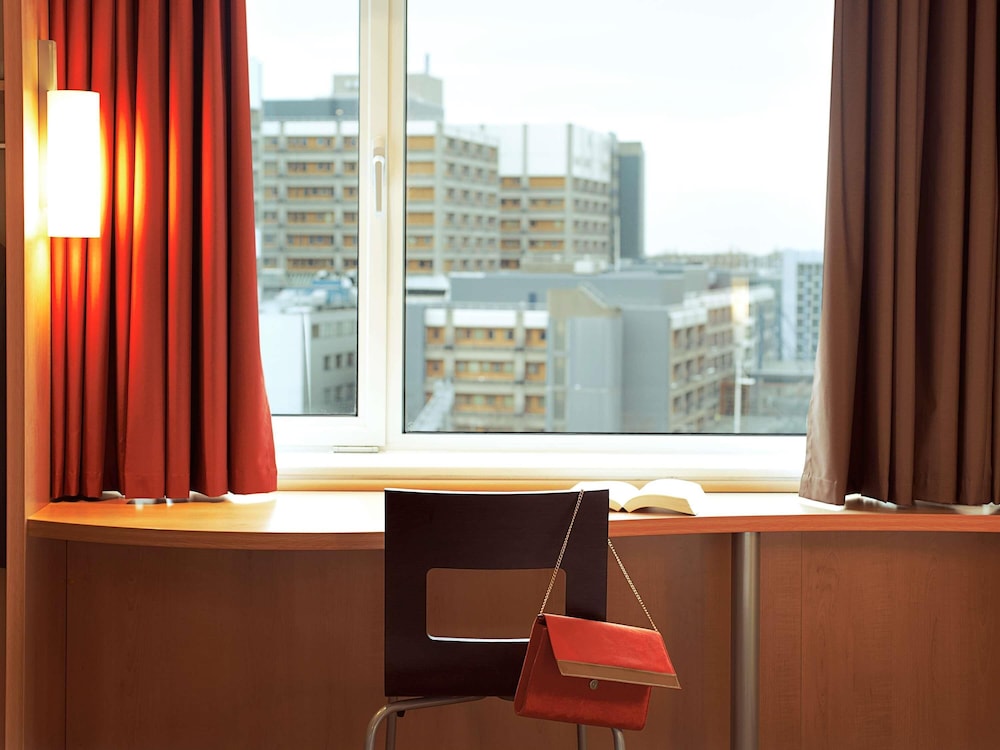 Habitación estándar con 2 camas individuales del hotel Ibis Stuttgart Centrum. Foto 2