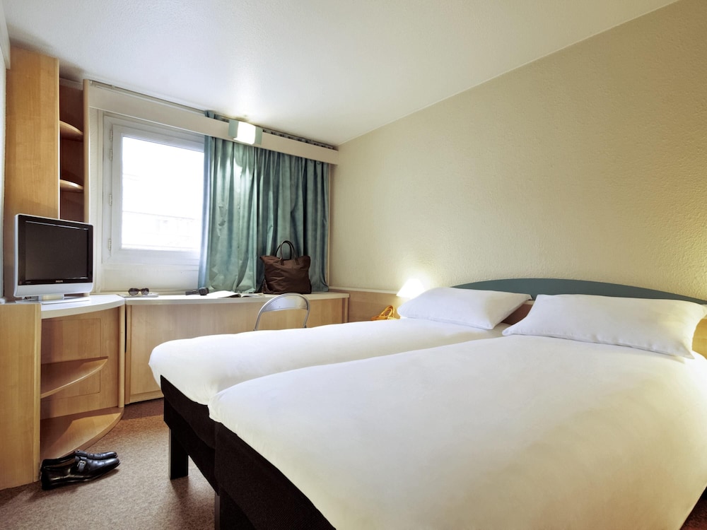 Habitación estándar con 2 camas individuales del hotel Ibis Stuttgart Centrum. Foto 3