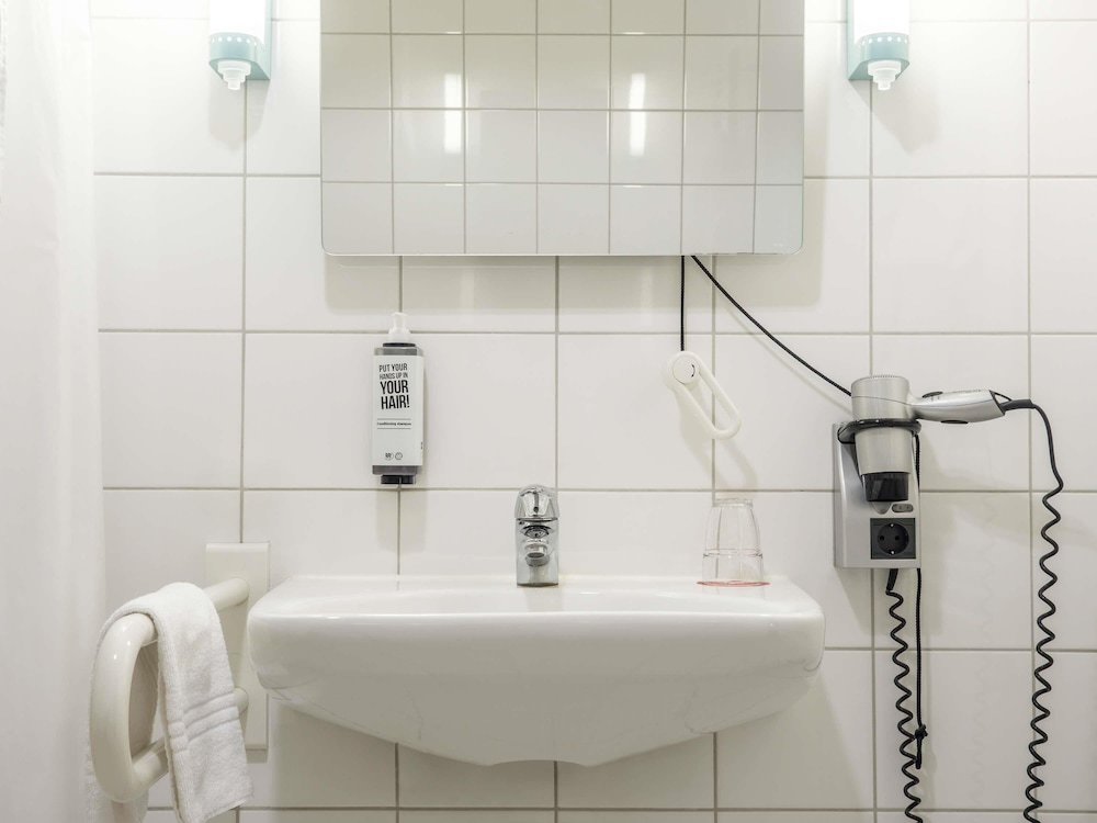 Habitación Estándar Accesible con 2 camas individuales del hotel Ibis Stuttgart Centrum. Foto 5