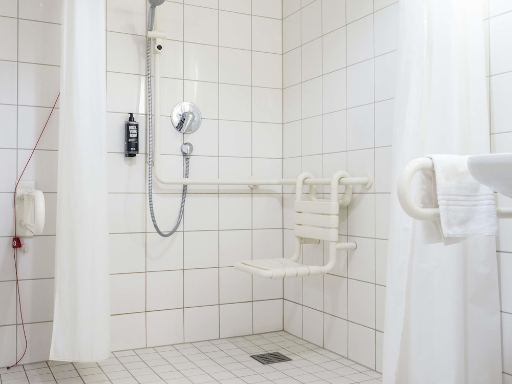 Habitación Estándar Accesible con 2 camas individuales del hotel Ibis Stuttgart Centrum. Foto 6