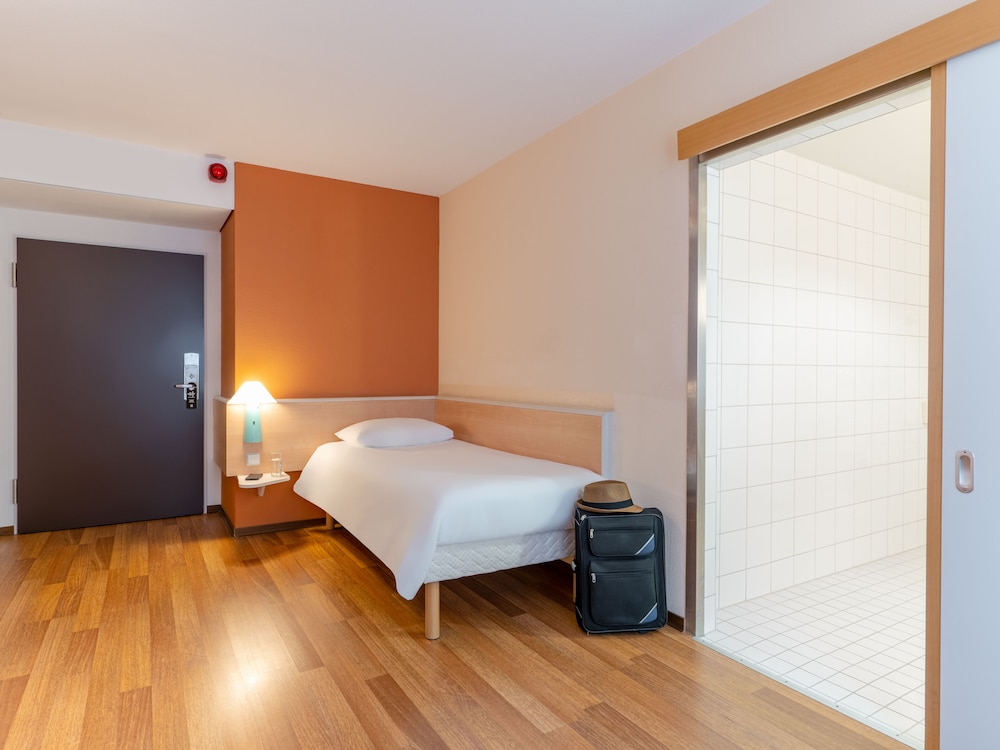 Habitación estándar accesible con 1 cama individual del hotel Ibis Stuttgart Centrum. Foto 1