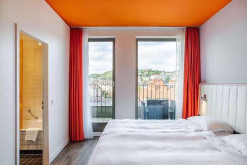 Habitación superior con balcón del hotel Park Inn by Radisson Stuttgart. Foto 1
