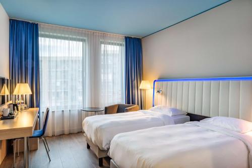 Habitación superior con balcón del hotel Park Inn by Radisson Stuttgart. Foto 3