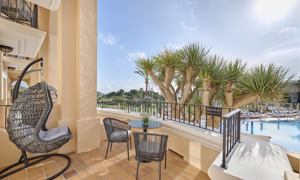 1 cama king con terraza del hotel Grand Hyatt La Manga Club Golf & Spa. Foto 3