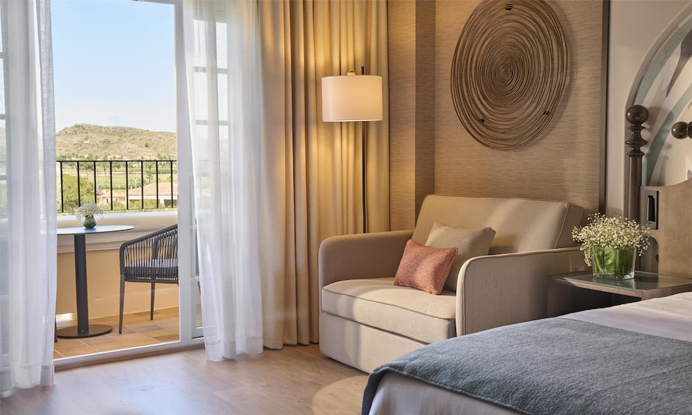 2 camas individuales con balcón y vistas al campo de golf del hotel Grand Hyatt La Manga Club Golf & Spa. Foto 4