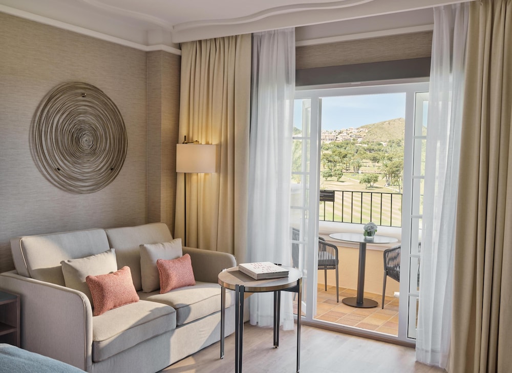 2 camas individuales con balcón y vistas al campo de golf del hotel Grand Hyatt La Manga Club Golf & Spa. Foto 5