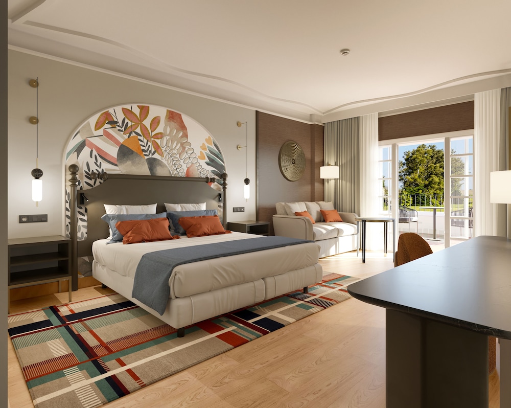 1 cama king con balcón y vistas al campo de golf del hotel Grand Hyatt La Manga Club Golf & Spa. Foto 1