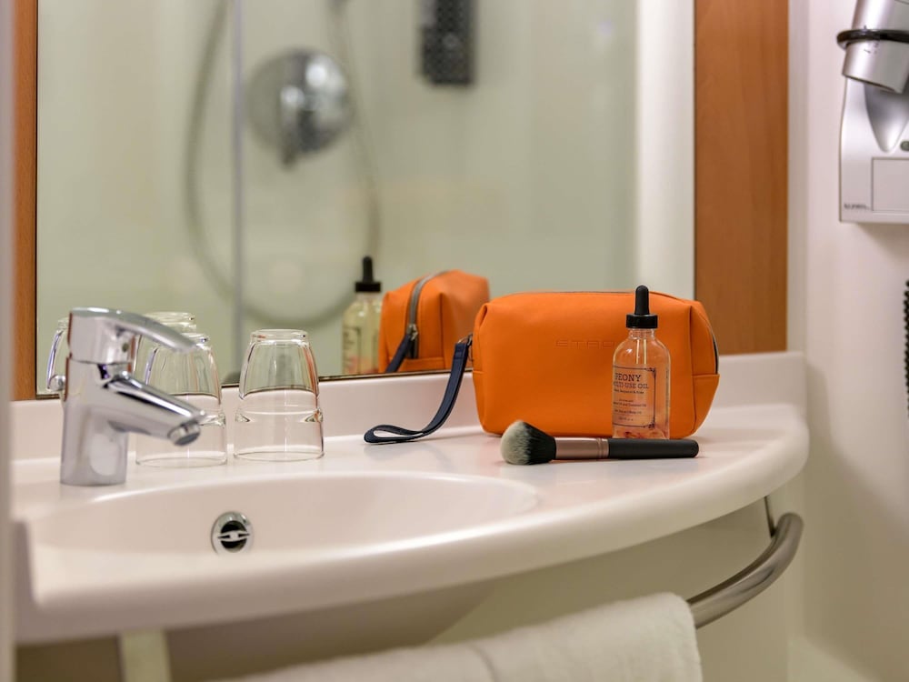 Habitación estándar con 2 camas individuales, 2 camas individuales del hotel Ibis Stuttgart Airport Messe. Foto 4