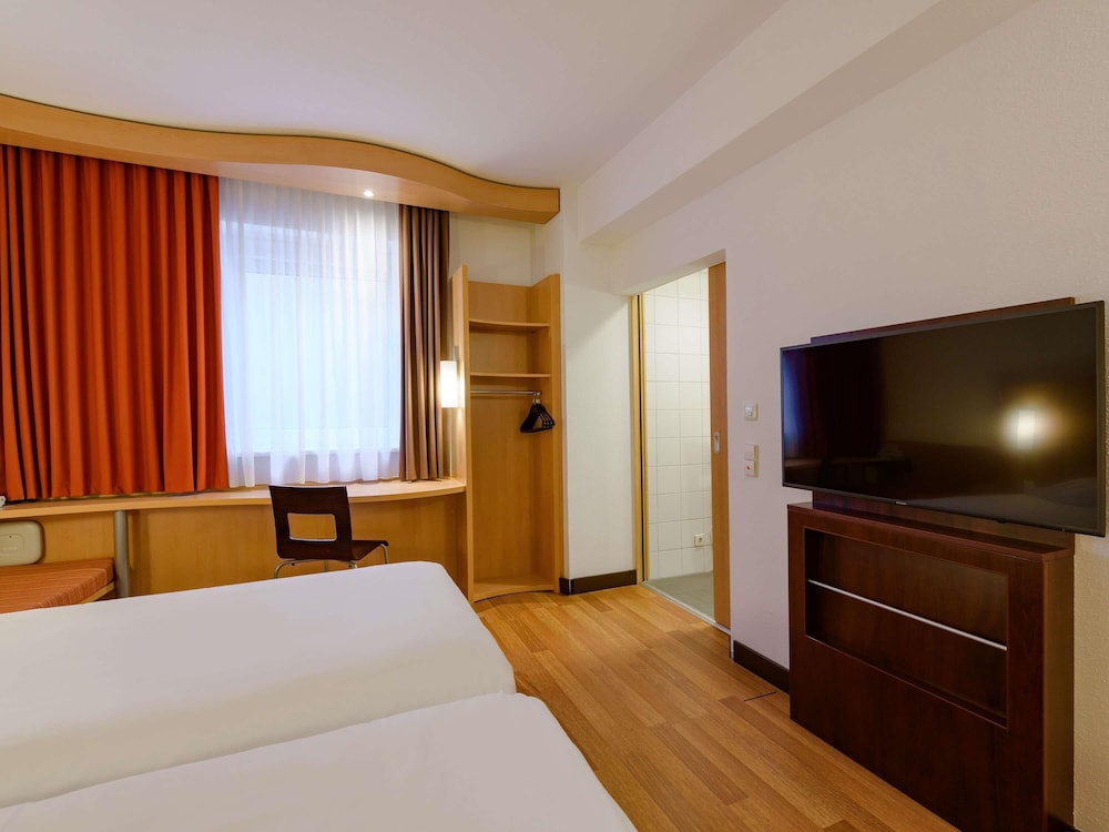 Habitación estándar con 2 camas individuales, 2 camas individuales del hotel Ibis Stuttgart Airport Messe. Foto 9
