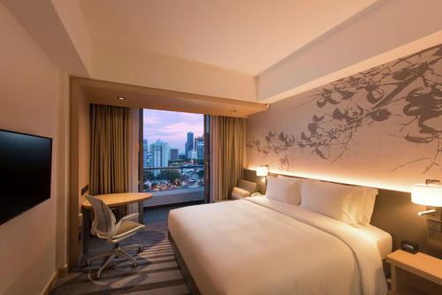 Habitación doble deluxe con cama grande y balcón del hotel Hilton Garden Inn Singapore Serangoon. Foto 2