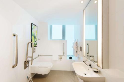 Habitación con cama extragrande - Adaptada para personas de movilidad reducida del hotel Hilton Garden Inn Singapore Serangoon