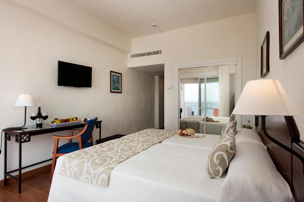 Familiar vista Mar Mediterraneo del hotel Aluasun Doblemar