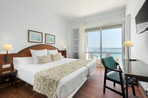 Habitación Doble con vistas al mar Mediterráneo del hotel Aluasun Doblemar. Foto 3