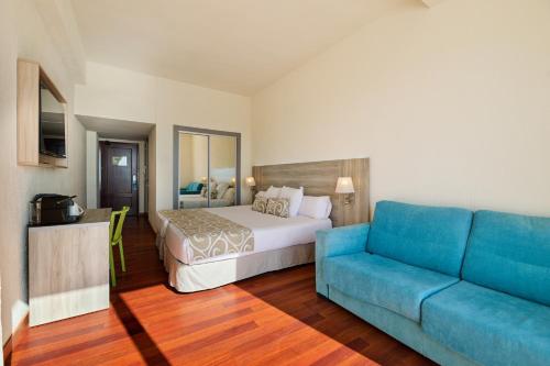 Habitación doble superior con vistas al mar Menor y terraza del hotel Aluasun Doblemar