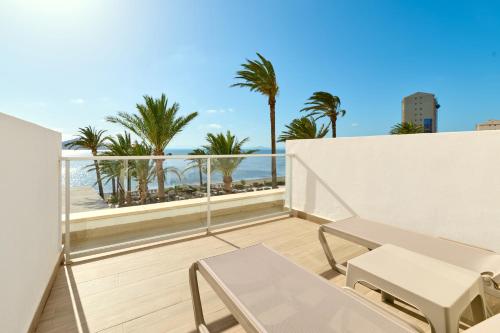 Habitación doble superior con vistas al mar Menor y terraza del hotel Aluasun Doblemar. Foto 1