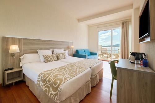 Habitación doble superior con vistas al mar Menor y terraza del hotel Aluasun Doblemar. Foto 2
