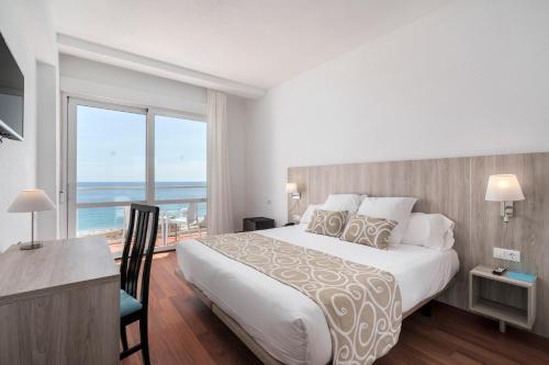 Habitación Doble Superior con vistas frontales al mar Mediterráneo del hotel Aluasun Doblemar. Foto 4