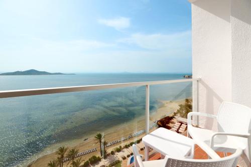 Habitación Doble Superior con vistas frontales al mar Menor del hotel Aluasun Doblemar