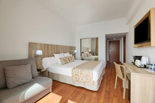 Habitación Doble Superior con vistas frontales al mar Menor del hotel Aluasun Doblemar. Foto 1