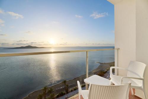 Habitación Doble Superior con vistas frontales al mar Menor del hotel Aluasun Doblemar. Foto 2