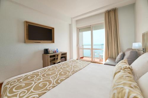 Habitación Doble Superior con vistas frontales al mar Menor del hotel Aluasun Doblemar. Foto 3