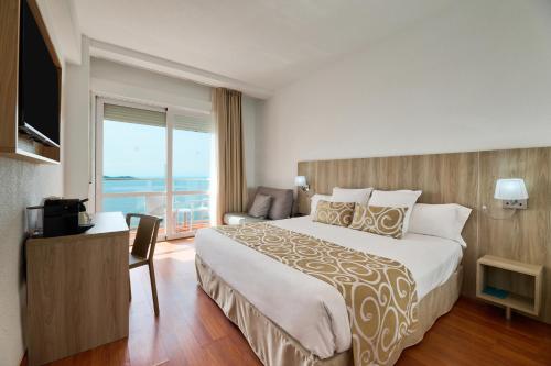 Habitación Doble Superior con vistas frontales al mar Menor del hotel Aluasun Doblemar. Foto 4