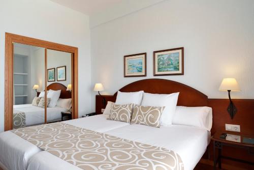 Habitación Doble con vistas al mar Mediterráneo del hotel Aluasun Doblemar. Foto 1