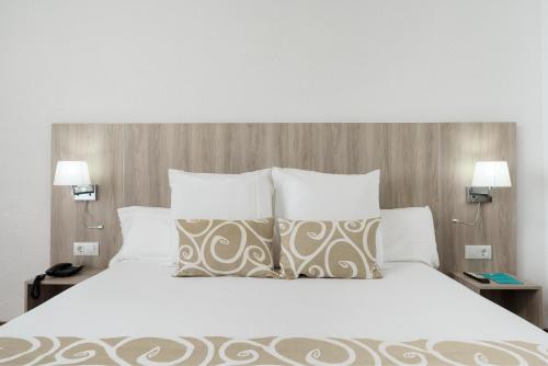 Habitación doble superior con vistas al mar Menor y terraza del hotel Aluasun Doblemar. Foto 1