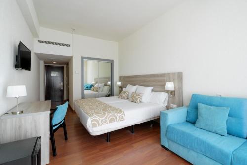 Habitación doble superior con vistas al mar Menor y terraza del hotel Aluasun Doblemar. Foto 2