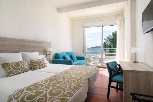 Habitación doble superior con vistas al mar Menor y terraza del hotel Aluasun Doblemar. Foto 4