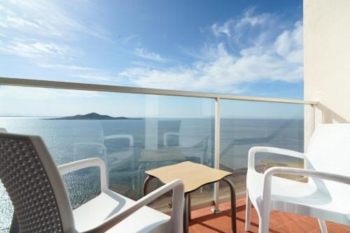 Habitación Doble Superior con vistas frontales al mar Menor del hotel Aluasun Doblemar. Foto 4