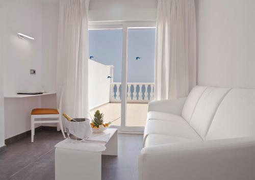 Suite Junior con vistas al mar del hotel Los Delfines. Foto 4