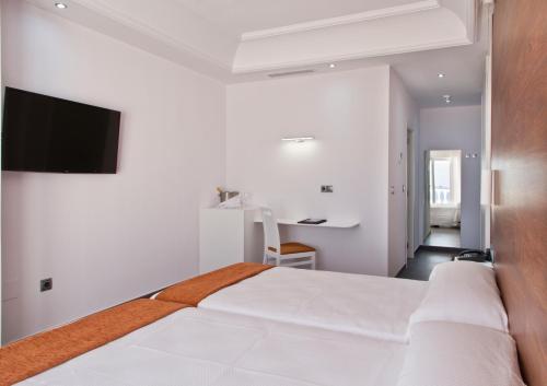 Habitación Doble con terraza - 2 camas del hotel Los Delfines. Foto 3