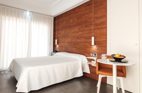 Habitación Doble con Terraza del hotel Los Delfines. Foto 4