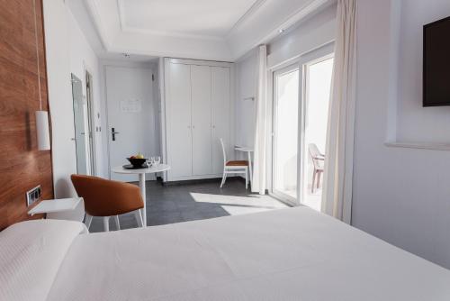Habitación Doble con Terraza del hotel Los Delfines. Foto 5