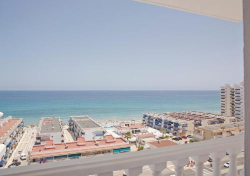 Habitación Doble con balcón y vistas al mar del hotel Los Delfines. Foto 3