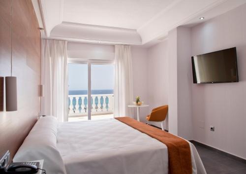 Habitación Doble con balcón y vistas al mar del hotel Los Delfines. Foto 5