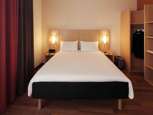 Habitación con 1 cama doble y otra invidual del hotel Ibis Nuernberg Altstadt