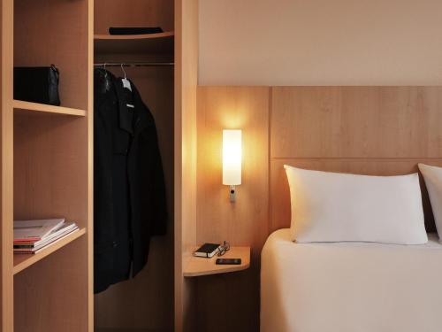 Habitación con 1 cama doble y otra invidual del hotel Ibis Nuernberg Altstadt. Foto 7
