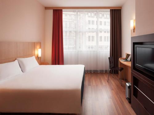 Habitación con 1 cama doble y otra invidual del hotel Ibis Nuernberg Altstadt. Foto 8