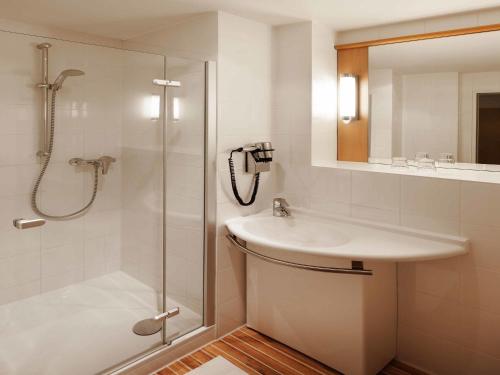Habitación con 1 cama doble y otra invidual del hotel Ibis Nuernberg Altstadt. Foto 9