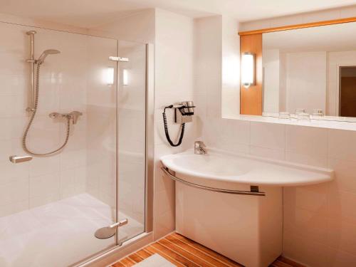 Habitación con 1 cama doble y otra invidual del hotel Ibis Nuernberg Altstadt. Foto 10