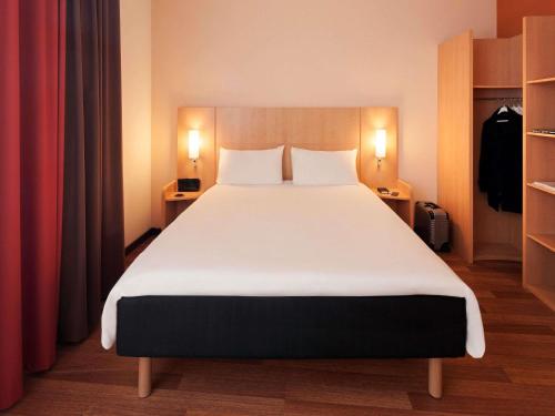 Habitación con 1 cama doble y otra invidual del hotel Ibis Nuernberg Altstadt. Foto 11