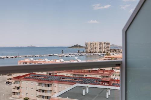 Habitación Doble con balcón y vistas al mar del hotel Las Gaviotas. Foto 4