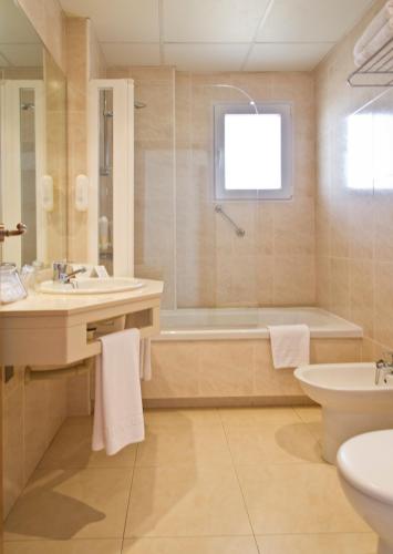 Habitación Doble Estándar con Terraza del hotel Las Gaviotas. Foto 1