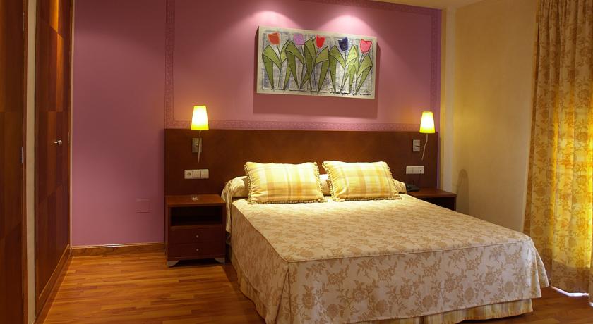 Habitación doble con salón del hotel Las Gaviotas. Foto 1