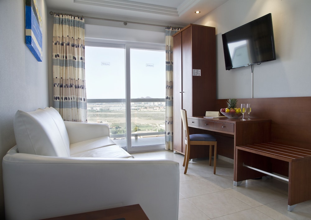 Junior suite con terraza y vistas del hotel Las Gaviotas