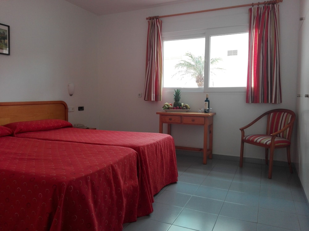 Apartamento 1 dormitorio Balcón o Terraza con salón Sofá Cama incluido 2 camas individuales del hotel Hotel Lodomar Spa and Talasoterapia. Foto 2